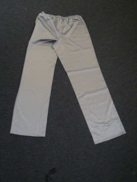 PANTALON POUR FEMME,DESCENDANT JUSQU'AUX CHEVILLES, CONFECTIONNÉ EN TISSU 100% VISCOSE ASPECT SATINÉ,SANS OUVERTURE SUR LE DEVANT,AVEC UNE TAILLE ÉLASTIQUEE,AVEC UN OURLET A LA BASE DES JAMBES.

TAILLE 34/36

CE PANTALON EST PRÉSENTÉ EN LOT AVEC UN MAILLOT DE CORPS ET UNE VESTE D'INTÉRIEUR QUI FONT L'OBJET D'UN CLASSEMENT SÉPARÉ:FR-E4-2010-002276-01 ET FR-E4-2010-002276-02.
