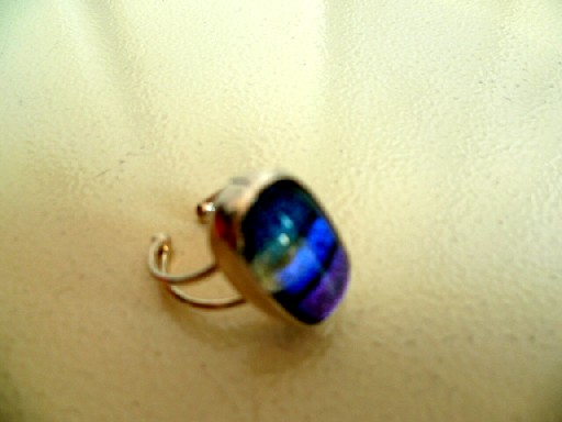 BAGUE, COMPOSEE D'UN ANNEAU EN ARGENT REGLABLE, AVEC UN CABOCHON EN VERRE.