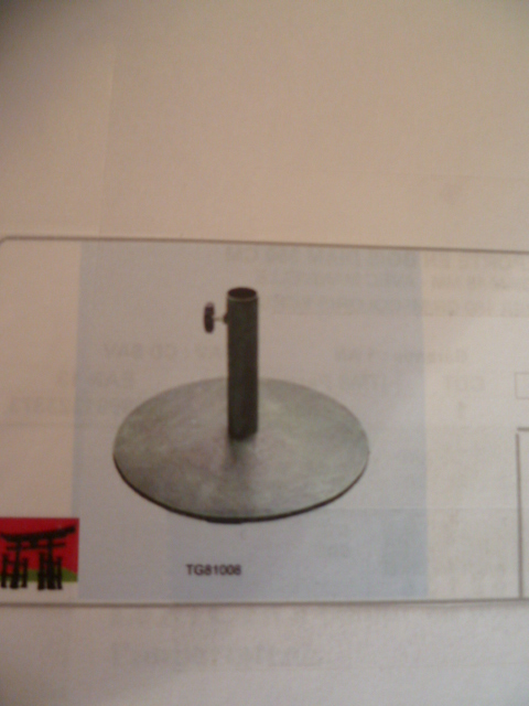 PIED DE PARASOL EN FONTE, CONSISTANT EN UNE BASE DE FORME RONDE D'UN DIAMÈTRE DE 45 CM, PRÉSENTANT EN SON CENTRE UN TUBE REGLABLE D'UNE HAUTEUR DE 30 CM, DESTINÉ À RECEVOIR LE MÂT DU PARASOL.