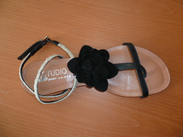 CHAUSSURE POUR FEMME GENRE NU-PIEDS, AVEC UN DESSUS FAIT DE DEUX LANIÈRES CROISÉES EN CUIR PASSANT SUR LE COU DE PIED ET ENTOURANT LE GROS ORTEIL, AVEC UNE LANIERE EN MATIERE TEXTILE ENTOURANT LA CHEVILLE MUNIE D'UNE FERMETURE PAR BOUCLE, AVEC UNE DÉCORATION EN CUIR AYANT LA FORME D'UNE FLEUR, AVEC UNE SEMELLE EXTÉRIEURE EN CUIR, AVEC UN PETIT TALON EN PARTIE DORE.