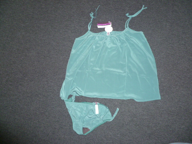LOT DE DEUX VETEMENTS CONFECTIONNE EN TISSU DE SOIE, FAISANT L'OBJET D'UN CLASSEMENT SEPARE, COMPOSE DE :   

- UNE BLOUSE, DE FACTURE AMPLE ET FLUIDE, DESTINE A COUVRIR LA PARTIE SUPERIEURE DU CORPS ET DESCENDANT JUSQU’AUX HANCHES,  AVEC UNE ENCOLURE ARRONDIE POURVUE D'UN BIAIS SUR TOUT LE POURTOUR SE PROLONGEANT PAR DE FINES BRETELLES A NOUER, UN NOEUD DECORATIF ET UN OURLET A LA BASE DU VETEMENT.  

- UN SLIP, COMPORTANT UN ELASTIQUE SUR LE POURTOUR DE LA TAILLE ET DE L'ENTREJAMBE, UN NOEUD A NOUER DE CHAQUE COTE, ET UNE DOUBLURE A L'ENTREJAMBE.  

CE RTC NE REPREND QUE LA BLOUSE, L'AUTRE ARTICLE FAISANT L'OBJET D'UN CLASSEMENT SEPARE.