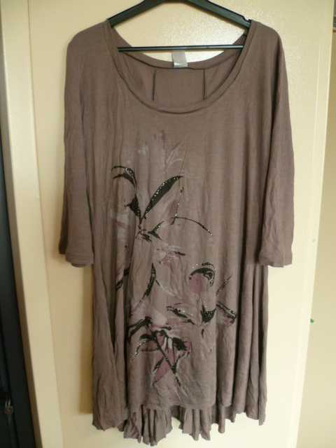 ROBE CONFECTIONNÉE EN ÉTOFFE DE BONNETERIE DE FIBRES ARTIFICIELLES (100% VISCOSE), DESTINÉE A COUVRIR LE CORPS ET DESCENDANT JUSQU'AU DESSUS DU GENOU, DE FACTURE FLUIDE ET ÉVASÉE, AVEC UNE ENCOLURE ARRONDIE MUNIE D'UN BIAIS SUR TOUT SON POURTOUR, DES MANCHES 3/4 TERMINÉES PAR UN OURLET MUNI D'UN BIAIS ET UNE BASE ASYMÉTRIQUE.
LE VÊTEMENT EST IMPRIMÉ SUR LE DEVANT, AVEC DES PETITS STRASS ET DES CLOUS MÉTALLIQUES DÉCORATIFS.

LONGUEUR : 84 CM