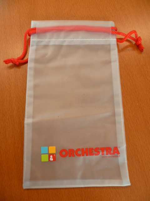 POCHETTE SOUPLE EN MATIÈRE PLASTIQUE (POLYCHLORURE DE VINYLE), TRANSLUCIDE, DE FORME RECTANGULAIRE (16,5 X 9,5 CM) ET SE FERMANT AU MOYEN D'UNE CORDELETTE EN NYLON À NOUER SUR LE DESSUS. CETTE POCHETTE EST DESTINÉE À ÊTRE UTILISÉE COMME ÉTUI À LUNETTES.

LE NOM DE LA MARQUE EST IMPRIMÉ SUR UNE FACE.