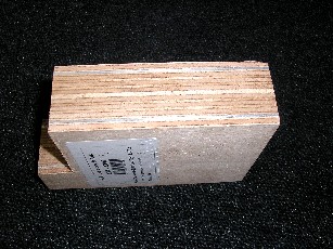 BOIS CONTREPLAQUÉ CONSTITUÉ DE 21 PLIS D'UNE EPAISSEUR INFERIEURE A 6 MM CHACUN ET DONT 2 PLIS ( LE 4ÈME ET LE 18ÈME) SONT REMPLACÉS PAR DES PLAQUES D'ALUMINIUM.
LE BOIS D'ESSENCE TROPICALE ( OKOUMÉ) SE PRESENTE SOUS LA FORME D'UN MORCEAU DE FORME RECTANGULAIRE (15X10CM), D'UNE EPAISSEUR TOTALE DE 43 MM.