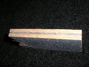 BOIS CONTREPLAQUÉ CONSTITUÉ DE 9 PLIS D'UNE EPAISSEUR INFERIEURE A 6 MM CHACUN ET DONT L'AME CENTRALE EST UNE COUCHE D'ELASTOMERE D'UNE EPAISSEUR DE 4MM.
LE BOIS D'ESSENCE TROPICALE ( IGAGANGA) SE PRESENTE SOUS LA FORME D'UN MORCEAU DE FORME RECTANGULAIRE (15X10CM), D'UNE EPAISSEUR TOTALE DE 15 MM ET DONT LES DEUX FACES EXTERIEURES SONT RECOUVERTES DE PEINTURE GRISE.
