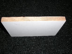 BOIS CONTREPLAQUÉ CONSTITUÉ DE 5 PLIS D'UNE EPAISSEUR INFERIEURE A 6MM RECOUVERT SUR SES DEUX FACES PAR UNE FEUILLE DE MATIERE PLASTIQUE.
LE BOIS D'ESSENCE TROPICALE ( OKOUMÉ) SE PRESENTE SOUS LA FORME D'UN MORCEAU DE FORME RECTANGULAIRE (15X10CM), D'UNE EPAISSEUR TOTALE DE 10 MM ET DONT LES DEUX FACES EXTERIEURES SONT RECOUVERTES D'UN FILM BLANC LISSE.
