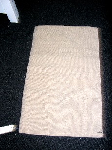 TAPIS DE SOL, CONFECTIONNE EN TISSU DE COTON, DE DIMENSION 50 CM X 80 XM, DONT LES BORDURES DE LA LARGEUR SONT OURLEES ET LES BORDURES DE LA LONGUEUR SONT ARRETEES PAR UN POINT DE COUTURE.