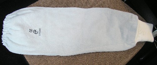 MANCHETTE DE PROTECTION FABRIQUEE A PARTIR DE CROUTE DE CUIR DE VACHETTE DOTEE A UNE EXTREMITE D’UN POIGNET EN ETOFFE DE BONNETERIE BORD-COTES ET A L’AUTRE EXTREMITE D’UN OURLET ELASTIQUÉ.

LONGUEUR : 52 CM