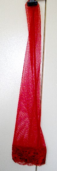 ASSORTIMENT DE PLUSIEURS ARTICLES POUR FEMMES, COMPOSE D’UN SOUTIEN GORGE + UN PORTE JARRETELLE EN MATIERE PLASTIQUE - UN STRING ET UNE PAIRE DE BAS EN ETOFFE DE BONNETERIE PRESENTES ENSEMBLES POUR LA VENTE AU DETAIL FAISANT L’OBJET D’UN CLASSEMENT SEPARE.

- BAS RESILLE, MONTANT JUSQU'A LA MI-CUISSE, EN ETOFFE DE BONNETERIE DE FIBRES SYNTHETIQUES, TITRANT EN FILS SIMPLES MOINS DE 67 DECITEX, DOTE D’UNE LARGE BANDE DE DENTELLE SUR LE HAUT.

LE SOUTIEN GORGE ET LE PORTE JARRETELLE : FR-PRO-2008-000525-01
LE STRING : FR-PRO-2008-000525-02