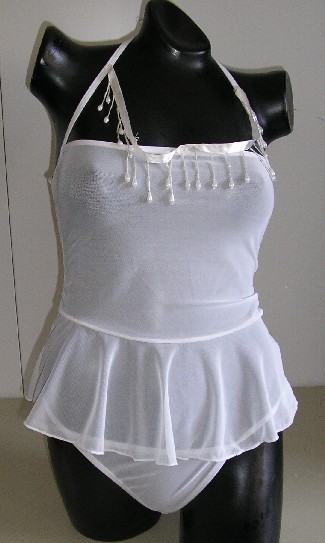 ENSEMBLE DE DEUX SOUS-VÊTEMENTS LEGER POUR FEMMES COMPOSÉ D'UN CARACO ET D'UN SLIP, CONFECTIONNÉS EN TISSU DE TULLE DE FIBRES SYNTHÉTIQUES (93,6 POLYESTER – 6,4 SPANDEX), TEINT UNIFORMÉMENT, CONDITIONNÉS ENSEMBLES POUR LA VENTE AU DÉTAIL

- HAUT : GENRE CARACO AVEC DEUX FINES BRETELLES REGLABLES SE CROISANT DANS LE DOS, AVEC UN DECOLLETE EN CARRE DOTE D’UN RUBAN EN SATIN COMPORTANT DES PERLES TOMBANT EN FORME DE GOUTTES, AVEC UN BORD ROULOTTE DE FINITION A LA BASE.

- BAS : SLIP DE TYPE STRING DOTE D’UN ÉLASTIQUE À LA TAILLE ET DANS LE DOS.