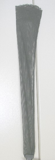 ASSORTIMENT DE PLUSIEURS ARTICLES POUR FEMMES, COMPOSE D’UNE BRASSIERE - D’UN STRING – D’UN PORTE JARRETELLE – D’UNE PAIRE DE BAS PRESENTES ENSEMBLES POUR LA VENTE AU DETAIL FAISANT L’OBJET D’UN CLASSEMENT SEPARE.

- BAS RESILLE, MONTANT JUSQU'A LA MI-CUISSE, EN ETOFFE DE BONNETERIE DE FIBRES SYNTHETIQUES, TITRANT EN FILS SIMPLES MOINS DE 67 DECITEX, DOTE D’UNE LARGE BANDE DE DENTELLE SUR LE HAUT.

LA BRASSIERE : FR-PRO-2008-000529-01
LE STRING : FR-PRO-2008-000529-02
LE PORTE JARRETELLE : FR-PRO-2008-000529-03