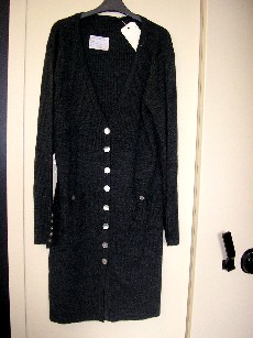 VETEMENT DESTINE A RECOUVRIR LE CORPS, GENRE LONG GILET MESURANT 92 CM, POUR FEMMES, CONFECTIONNE EN BONNETERIE 100% POLYESTER, ASPECT TRICOT, COMPORTANT UNE ENCOLURE EN V BORDEE PAR UN BORD-COTE, SE PROLONGEANT SUR LE DEVANT AU MILIEU PAR UNE OUVERTURE COMPLETE ET DES BOUTONS SE FERMANT DE DROITE SUR GAUCHE, DES MANCHES LONGUES DONT LES EXTREMITES SE TERMINENT PAR UNE OUVERTURE PARTIELLE ET DES BOUTONS, UNE POCHE AVEC BOUTON DE CHAQUE COTE DU VETEMENT AU NIVEAU DES HANCHES.