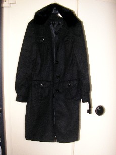 VETEMENT DESTINE A RECOUVRIR LE CORPS, GENRE MANTEAU, POUR FEMMES, CONFECTIONNE EN ETOFFE DE BONNETERIE 100% POLYESTER, ASPECT POLAIRE, COMPORTANT UN COL TAILLEUR RECOUVERT DE FAUSSE FOURRURE, UNE OUVERTURE COMPLETE SUR LE DEVANT AU MILIEU AVEC DES BOUTONS SE FERMANT DE DROITE SUR GAUCHE, DES MANCHES LONGUES DONT LES EXTREMITES SE TERMINENT PAR UNE PATTE DE SERRAGE ET UN BOUTON, UN RABAT DE POCHE AVEC UN BOUTON DE CHAQUE COTE DU VETEMENT AU NIVEAU DE LA POITRINE, UNE POCHE AVEC RABAT ET BOUTON DE CHAQUE COTE DU VETEMENT AU NIVEAU DES HANCHES, UNE MARTINGALE AVEC DEUX BOUTONS DANS LE DOS, UN OURLET A LA BASE, AVEC UNE DOUBLURE COMPLETE.