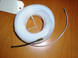TUYAU SOUPLE EN MATIERE PLASTIQUE (100% NYLON), DU GENRE TIRE-FILS, COMPORTANT UN EMBOUT EN METAL A CHAQUE EXTREMITE. LA PRESSION MAXIMUM SUPPORTEE PAR CE FLEXIBLE EST INFERIEURE A 27,6 MPa.