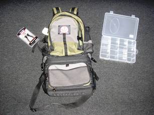 LOT DE TROIS ARTICLES FAISANT L'OBJET D'UN CLASSEMENT SEPARE :   

- UNE BOITE EN MATIERE PLASTIQUE, DE FORME RECTANGULAIRE FERMANT PAR DEUX CLIPS  COMPORTANT DES PLAQUES DE  SEPARATIONS DANS LA MEME MATIERE POUR FAIRE DES COMPARTIMENTS DE DIFFERENTES TAILLES SELON LES BESOINS.   

- UN SAC A DOS EN TISSU DE FIBRES SYNTHETIQUES (100% POLYESTER) REMBOURRE SUR LA PARTIE DORSALE, AVEC DEUX ANSES REMBOURREES POUR PORTER LE SAC SUR LES EPAULES ET UNE ANSE SUR LE DESSUS POUR LE PORTER A LA MAIN, AVEC UNE DOUBLURE EXTERIEURE, PLIEE DANS UNE POCHE,  COMPORTANT UN ELASTIQUE SUR SON POURTOUR PERMETTANT DE PROTEGER LE SAC A DOS DE LA PLUIE, AVEC DEUX GRANDES POCHES AVEC FERMETURE A GLISSIERE ET DES PETITES POCHES EN FILET SUR LES COTES, UNE PARTIE DU SAC EST AMOVIBLE ET FORME ELLE-MEME UN SAC DE FORME RECTANGULAIRE, AVEC UNE BANDOULLIERE POUR PORTER LE SAC A L'EPAULE, DES POCHES DE DIFFERENTES TAILLES FERMANT PAR FERMETURE A GLISSIERE ET UN FOND RIGIDE. CE SAC S'ATTACHE AU SAC A DOS PAR UNE FERMETURE A GLISSIERE, AVEC LA MARQUE SUR UNE ETIQUETTE EN MATIERE PLASTIQUE FIXEE SUR LE DESSUS DU SAC A DOS ET DU SAC AMOVIBLE. (RTC N° FR-PRO-2008-000786-01)  

- UNE PINCE DE 13 CM AVEC DES POIGNEES ANTIDERAPANTES UTILISEE POUR COUPER LES PETITS HAMECONS ET BAS DE LIGNE SOUS EMBALLAGE. (RTC FR-PRO-2008-000786-03).  

CE RTC NE REPREND QUE LA BOITE , LES DEUX AUTRES ARTICLES FAISANT L'OBJET D'UN CLASSEMENT SEPARE.