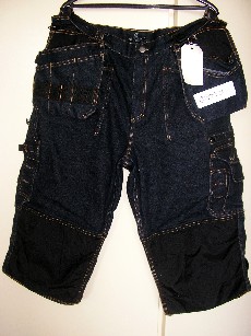 VÊTEMENT DESTINE A RECOUVRIR LA PARTIE INFERIEURE DU CORPS EN TISSU DE COTON MAJORITAIRE (55% COTON - 42% POLYESTER ET 3% SPANDEX) DESCENDANT JUSQU'A MI MOLLET ET POSSEDANT DES PASSANTS A LA CEINTURE, UNE BRAGUETTE SE FERMANT GAUCHE SUR DROITE PAR UN BOUTON ET UNE FERMETURE A GLISSIERE, DE MULTIPLES POCHES DE TAILLES ET DE FORMES DIFFERENTES DESTINEES A RECEVOIR DES OUTILS ET DONT DEUX SONT AMOVIBLES PAR FERMETURE A GLISSIERE, UN EMPIECEMENT SERVANT DE DOUBLURE EXTERIEURE AU NIVEAU DES GENOUX ET A L'EXTREMITE DES JAMBES ET DES NOMBREUSES SURPIQURES DE COULEUR CONTRASTEE SUR TOUT LE PANTALON.