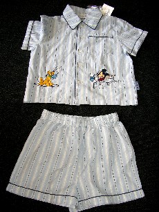 LOT DE DEUX VETEMENTS FAISANT L'OBJET D'UN CLASSEMENT SEPARE ET COMPRENANT : 
- UNE CHEMISETTE REPRIS SUR LE RTC N° FR-PRO-2008-00879-01.
- UN SHORT.

CE RTC REPREND UN SHORT POUR ENFANT EN TISSU DE COTON ( 100% COTON) POSSEDANT UN LARGE ELASTIQUE A LA TAILLE, AVEC UN OURLET A L'EXTREMITE DES JAMBES  ET DES SURPIQURES HORIZONTALES DE COULEUR CONTRASTEE .