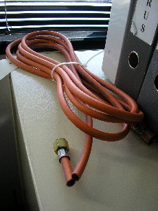 TUYAU EN CAOUTCHOUC VULCANISE, RENFORCE D'UNE NAPPE EN MATIERE TEXTILE, AVEC SES ACCESSOIRES EN METAL A CHAQUE EXTREMITE, D'UN DIAMETRE DE 8 MM ET D'UNE LONGUEUR DE 5,73 M, DESTINE A L'ALIMENTATION DES CHALUMEAUX.