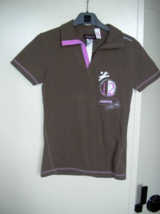 VETEMENT DE TYPE POLO DESTINE A RECOUVRIR LA PARTIE SUPERIEURE DU CORPS ET DESCENDANT EN DESSOUS DE LA TAILLE; CONFECTIONNE EN BONNETERIE LEGERE DE COTON MAJORITAIRE (92% COTON, 8% ELASTHANNE), MAILLES FINES, AVEC DES MANCHES COURTES, AVEC UNE ENCOLURE EN « V » MUNIE D'UN COL ET D'UN BORD CHEVAUCHANT CÔTE GAUCHE SUR CÔTE DROIT. CE VETEMENT COMPORTE DES MOTIFS COLLES, BRODES ET COUSUS A GAUCHE DE LA POITRINE, AVEC UN LARGE MOTIF COLLE AU DOS. LA BASE ET L'EXTREMITE DES MANCHES SONT OURLEES ET COMPORTENT DES SURPIQURES CONTRASTEES.  

TAILLE EUR : 10 ANS