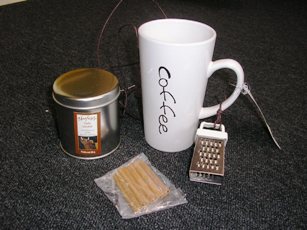 LOT DE CINQ ARTICLES FAISANT L'OBJET D'UN CLASSEMENT SEPARE, COMPOSE DE :  
- UNE TASSE EN CERAMIQUE DU GENRE POTERIE FINE, AVEC UNE ANSE ET UNE INSCRIPTION VERTICALE, (HAUTEUR 14,5 CM, DIAMETRE 7,5 CM ENVIRON),  
- UNE BOITE EN FER AVEC COUVERCLE (PAROI D'UNE EPAISSEUR DE 0.4MM -  CONTENANCE INFERIEURE A 50 LITRES), 
- UNE PETITE RAPE  EN INOX, AVEC UNE ANSE EN MATIERE PLASTIQUE, 
- TROIS SACHETS DE CAFE,   
- UN PETIT SACHET DE BATONS DE CANELLE.  

LE TOUT EST PRESENTE EMPILE ET ENTOURE D'UNE BANDE DE MATIERE PLASTIQUE SOUPLE ET TRANSPARENTE, ET, D'UN CORDON.    

CE RTC NE REPREND QUE LA BOITE EN FER, LES AUTRES ARTICLES FAISANT L'OBJET D'UN CLASSEMENT SEPARE.