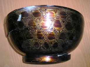 OUVRAGE EN FIBRES DE BAMBOU RECOUVERT DE RESINE LAQUEE, DU GENRE COUPE, OBTENU DIRECTEMENT EN FORME AVEC UN MOTIF FANTAISIE SUR LA FACE EXTERIEURE.