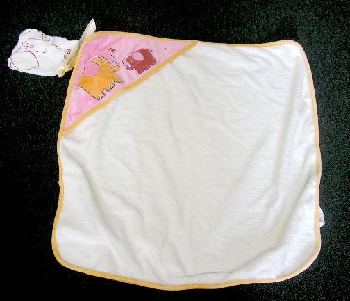 ENSEMBLE POUR BEBE, SE PRESENTANT SOUS LA FORME D’UN LINGE DE TOILETTE BOUCLÉ DU GENRE EPONGE COMPOSE D'UN DRAP DE BAIN ET D'UN GANT DE TOILETTE ASSORTIS.

- DRAP DE BAIN CONFECTIONNE EN BOUCLÉ DU GENRE EPONGE 100% COTON, RECOUVERT EN PARTIE DANS UN ANGLE D’UN VELOURS FORMANT CAPUCHON, DOTE D’UN BIAIS EN VELOURS SUR TOUT SON POURTOUR. LE CAPUCHON COMPORTE DES DECORATIONS EN VELOURS FORMANT DES ELEPHANTS.

- GANT DE TOILETTE EN TISSU BOUCLÉ DU GENRE EPONGE 100% COTON, DOTE D’UN BIAIS EN VELOURS A LA BASE ET D’UNE ATTACHE, IL PRESENTE UNE BRODERIE REPRESENTANT UN ELEPHANT.

DIMENSION : 71 X 76 CM