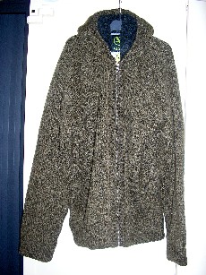 VETEMENT DESTINE A RECOUVRIR LA PARTIE SUPERIEURE DU CORPS, GENRE BLOUSON, NON RECONNAISSABLE COMME ETANT POUR HOMMES OU POUR FEMMES, CONFECTIONNE EN BONNETERIE 51% LAINE, 34% ACRYLIC ET 15% POLYAMIDE, ASPECT TRICOT, ENTIEREMENT DOUBLE D'ETOFFE DE BONNETERIE 84% POLYESTER ET 16% COTON, ASPECT FOURRURE, COMPORTANT UNE CAPUCHE, UNE OUVERTURE COMPLETE SUR LE DEVANT AU MILIEU AVEC UNE FERMETURE A GLISSIERE, DES MANCHES LONGUES DONT LES EXTREMITES SE TERMINENT PAR UN LARGE BORD-COTE, UNE POCHE VERTICALE DE CHAQUE COTE DU VETEMENT, LA BASE SE TERMINE PAR UN LARGE BORD-COTE, LES BORDURES DE LA CAPUCHE, DE L'OUVERTURE, ET DES POCHES SE TERMINENT PAR UN BORD-COTE.