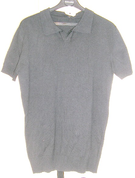 VETEMENT POUR HOMMES, DE STYLE PULL OVER, EN ETOFFE DE BONNETERIE DE COTON (100% COTON), DESTINE A COUVRIR LA PARTIE SUPERIEURE DU CORPS, DESCENDANT JUSQU'AUX HANCHES, AVEC UN COL OUVERT SUR LE DEVANT EN FORME DE V DONT LES BORDS SE CHEVAUCHENT COTE GAUCHE SUR DROIT A LA BASE, AVEC DES MANCHES COURTES MUNIES D’UN BORD-COTES AUX EXTREMITES, AVEC UN BORD-COTES A LA BASE.