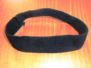 ACCESSOIRE DU VETEMENT, EN ETOFFE DE BONNETERIE DE FIBRES SYNTHETIQUES (NYLON), SOUS LA FORME D'UN BANDEAU SERRE-TETE D'UNE LARGEUR DE 3 CM ENVIRON, DESTINE AU MAINTIEN DES CHEVEUX.