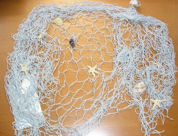 FILET DE PECHE A MAILLES NOUEES CONFECTIONNE EN FILS DE POLYESTER (100% POLYESTER).

CE FILET DE DECORATION EST  DESTINE A ETRE FIXE AU MUR OU SUSPENDU. IL PRESENTE DIFFERENTS MODELES DE COQUILLAGES ACCROCHES AU FILET. IL EST DESTINE A LA DECORATION.