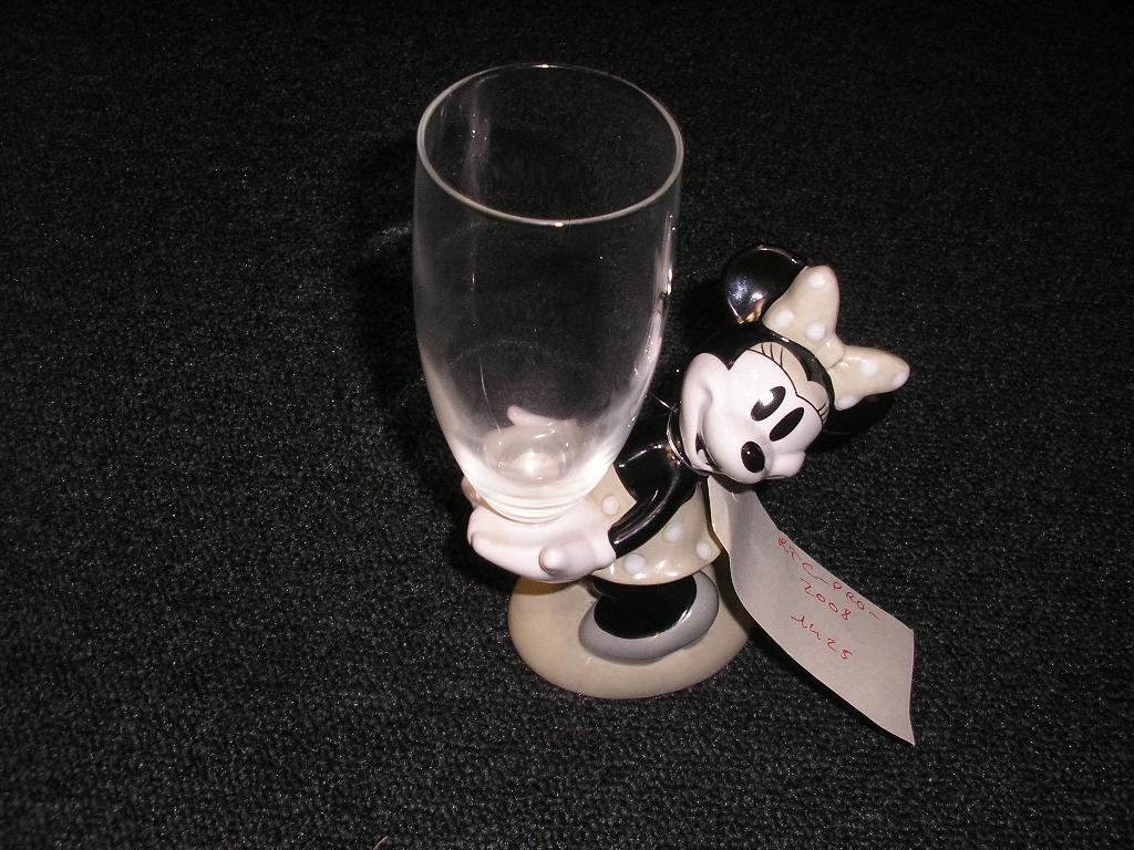 VERRE A BOIRE A PIED, AUTRE QU'EN VITROCÉRAME.
CETTE FLÛTE A CHAMPAGNE EST DOTÉE D'UN PIED EN PORCELAINE PEINTE REPRÉSENTANT LE PERSONNAGE MINNIE. 
LE VERRE EST CUEILLI A LA MAIN.
IL NE S'AGIT PAS D'UN VERRE EN CRISTAL AU PLOMB MAIS D'UN VERRE DE TYPE ORDINAIRE.