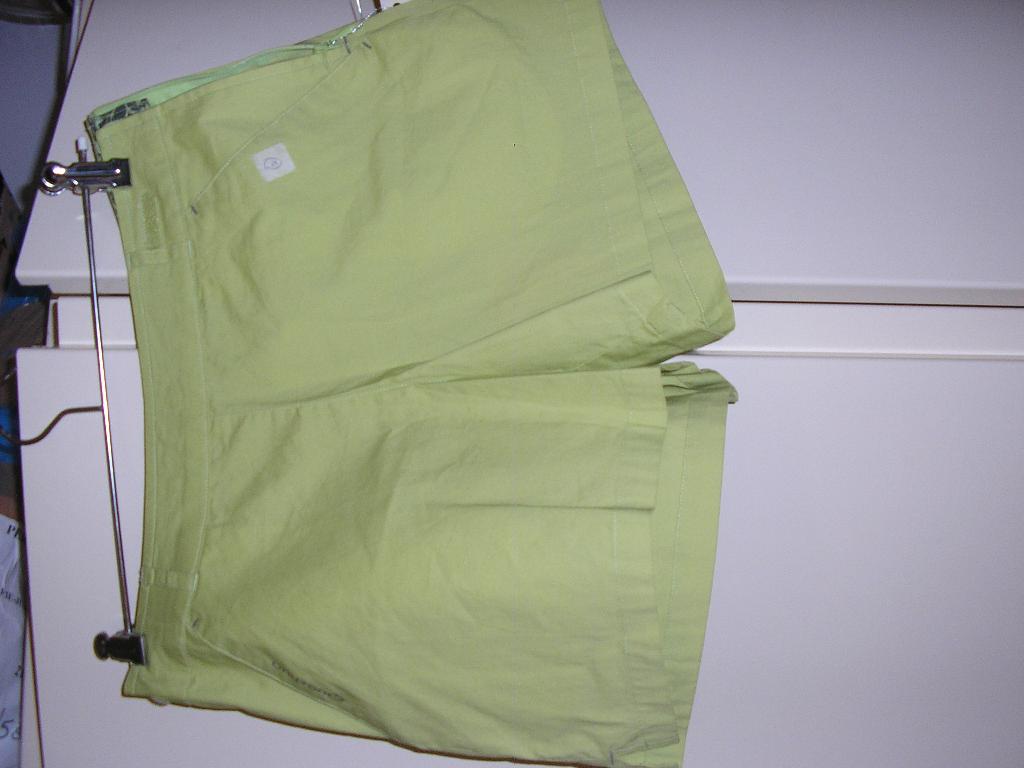 LOT DE DEUX VÊTEMENTS LÉGER POUR FEMME EN TISSU MAJORITAIRE DE CONTON (97% COTON, 3% ELASTHANNE) COMPOSÉ:
- D'UNE JUPE PORTEFEUILLE SE FERMANT DROITE SUR GAUCHE AU MOYEN D'UNE FERMETURE VELCRO, AVEC UNE POCHE CÔTÉ DROIT.
- UN SHORT DESCENDANT AU-DESSUS DU GENOU, AVEC DEUX JAMBES NETTEMENT SÉPARÉES, SANS OUVERTURE SUR LE DEVANT, AVEC UNE OUVERTURE SUR LE CÔTÉ SE FERMANT AU MOYEN D'UNE FERMETURE A GLISSIÈRE, AVEC 5 PASSANTS POUR CEINTURE A LA TAILLE, AVEC UNE POCHE ARRIÈRE GAUCHE, AVEC UNE BASE LÉGÈREMENT OURLÉE. 

TAILLE 40.

CE RTC NE REPREND QUE LE SHORT. LA JUPE FAIT L'OBJET D'UN CLASSEMENT SÉPARÉ: RTC FR-E4-2008-001478-01.