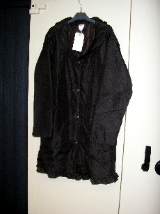 VETEMENT DESTINE A RECOUVRIR LE CORPS, GENRE MANTEAU, POUR FEMMES, CONFECTIONNE EN TISSU 100% POLYESTER, ENTIEREMENT DOUBLE ET REMBOURRE, D'UNE LONGUEUR DE 89 CM, COMPORTANT UN COL CLAUDINE EVASE, UNE OUVERTURE COMPLETE SUR LE DEVANT AU MILIEU, AVEC DES BOUTONS-PRESSIONS SE FERMANT DE DROITE SUR GAUCHE, DES MANCHES LONGUES DONT LES EXTREMITES SE TERMINENT PAR UN OURLET, UNE POCHE EN BIAIS DE CHAQUE COTE DU VETEMENT, LA BASE SE TERMINE PAR UN VOLANT.