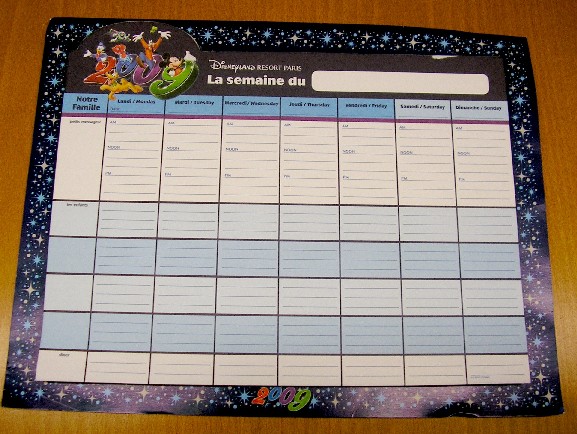 ARTICLE COMPOSITE DU STYLE CALENDRIER SE PRESENTANT SOUS LA FORME D’UNE PLAQUE CARTONNEE, COMPOSEE DE FEUILLETS DETACHABLES. CHAQUE FEUILLET EST ILLUSTRE PAR DES DESSINS, D’UN EMPLACEMENT PERMETTANT DE MENTIONNER LA DATE DE LA SEMAINE ET DES COLONNES COMPORTANT LES JOURS DE LA SEMAINE EN FRANÇAIS ET EN ANGLAIS. LE DOS DE CE CALENBDRIER PRESENTE UNE FENETRE TRANSPARENTE EN FEUILLE DE MATIERE PLASTIQUE CONTENANT DES ETIQUETTES ADHESIVES DU STYLE « RENDEZ-VOUS CHEZ LE DENTISTE OU ANNIVERSAIRE ….ECT » DESTINEES A ETRE PLACEES DANS LES CASES SELON LES BESOINS AFIN D'ORGANISER UNE JOURNEE.

CE CALENDRIER DE 2009 EST DOTE D’UN AIMANT AU DOS PERMETTANT DE LE PLACER SUR  UNE SURFACE AIMANTEE.