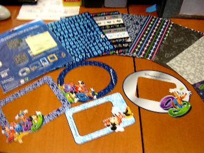 KIT D'ACCESSOIRES POUR LA CREATION D'UN ALBUM PHOTO, APPELE "SCRAPBOOKING", COMPOSE DE:

-SIX FEUILLES DE PAPIER AVEC DES MOTIFS DIFFERENTS.
-TROIS FEUILLES AUTO-ADHESIVES AVEC DES MOTIFS DIFFERENTS.
-CINQ CADRES EN PAPIER ILLUSTRES POUR PHOTOS.

LE TOUT CONDITIONNE POUR LA VENTE AU DETAIL DANS UN SACHET TRANSPARENT EN MATIERE PLASTIQUE AVEC UNE NOTICE DE SUGGESTIONS EN CARTON.