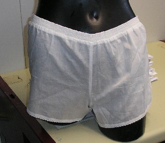 LOT DE DEUX VETEMENTS COMPOSE D’UNE BLOUSE ET D’UN SHORT CONDITIONNES ENSEMBLE POUR LA VENTE AU DETAIL ET FAISANT L’OBJET D’UN CLASSEMENT SEPARE.

- PETIT SHORT D’INTERIEUR POUR FEMME, EN TISSU DE COTON (100% COTON), AVEC UN ELASTIQUE A LA TAILLE, SANS OUVERTURE SUR LE DEVANT, SANS FOND INTERNE A L’ENTREJAMBE, AVEC UNE FENTE DE CHAQUE COTE GARNIE D’UN NŒUD, AVEC UN GALON DE DENTELLE A LA BASE.

LA BLOUSE : FR-PRO-2008-001679-01