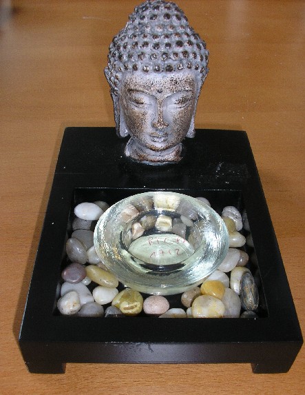 LOT COMPOSE DE TROIS ARTICLES CONDITIONNES ENSEMBLE POUR LA VENTE AU DETAIL : UN PLATEAU EN BOIS, UNE COUPELLE EN VERRE ET UN SACHET DE CAILLOUX FAISANT L’OBJET D’UN CLASSEMENT SEPARE.

- CAILLOUX DE PETITES DIMENSIONS.

CES CAILLOUX SONT DESTINES A ETRE PLACES DANS UN RECEPTACLE A L’INTERIEUR D’UN PLATEAU EN BOIS SURMONTE D’UNE TETE DE STYLE «BOUDA» EN RESINE.

LE PLATEAU EN BOIS : FR-PRO-2008-001712-01
LE BOUGEOIR : FR-PRO-2008-001712-02