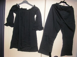 ENSEMBLE POUR FEMMES, EN ETOFFE DE BONNETERIE DE COTON (100% COTON) UNI, COMPOSE DE :   

- UN HAUT GENRE T-SHIRT, COUVRANT LA PARTIE SUPERIEURE DU CORPS, DESCENDANT AUX HANCHES, DE FORME EVASEE, AVEC UNE ENCOLURE DEGAGEE COMPORTANT UN ELASTIQUE A 3 CM ENVIRON DE SON POURTOUR FORMANT VOLANT, AVEC DES MANCHES 3 / 4 COMPORTANT UN VOLANT DE 6 CM ENVIRON AUX EXTREMITES, AVEC UNE FENTE DE 8 CM ENVIRON DE CHAQUE COTE DE LA BASE. LA BASE DE CET ARTICLE EST OURLEE. 

- UN PANTALON DESCENDANT JUSQU'A MI-MOLLETS, AVEC UN ELASTIQUE A LA TAILLE ET UNE FENTE DE CHAQUE COTE DE LA BASE OURLEE.   


TAILLE 38/40