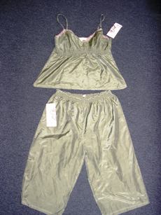 LOT DE DEUX VETEMENTS EN TISSU LEGER DE COTON MAJORITAIREMENT (70% COTON ET 30% SOIE), UNI ET COMPOSE DE :   

- UNE BLOUSE, DESTINE A COUVRIR LA PARTIE SUPERIEURE DU CORPS, AVEC UNE ENCOLURE EN V DEGAGEE COMPORTANT UN GALON DE DENTELLE CONTRASTE, DESCENDANT AUX HANCHES, AVEC UNE FINE BRETELLE REGLABLE DE CHAQUE COTE, AVEC UNE BANDE DE SMOCKS SOUS LA POITRINE DE QUATRE CENTIMETRES DE LARGE ENVIRON. LA BASE OURLEE EST AJOUREE.   

- UN PANTALON, SANS OUVERTURE, DESCENDANT JUSQ'AUX GENOUX EN ENVELOPPANT SÉPARÉMENT CHAQUE JAMBE, AVEC UNE TAILLE ELASTIQUEE, LA BASE DES JAMBES EST OURLEE ET AJOUREE. 
TAILLE 42