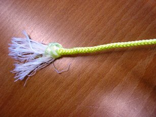 CORDE TRESSEE, EN POLYPROPYLENE, DE FORME TUBULAIRE, COMPOSEE DE FILAMENTS, TITRANT 70800 DECITEX, D'UN DIAMETRE DE 4 MM, ET D'UNE LONGUEUR DE 20 M, ENROULEE SUR UN SUPPORT EN MATIERE PLASTIQUE AVEC UNE POIGNEE. 
CETTE CORDE EST CONDITIONNEE PAR LOT DE DOUZE, EN COLORIS ASSORTIS, DANS UN CARTON.