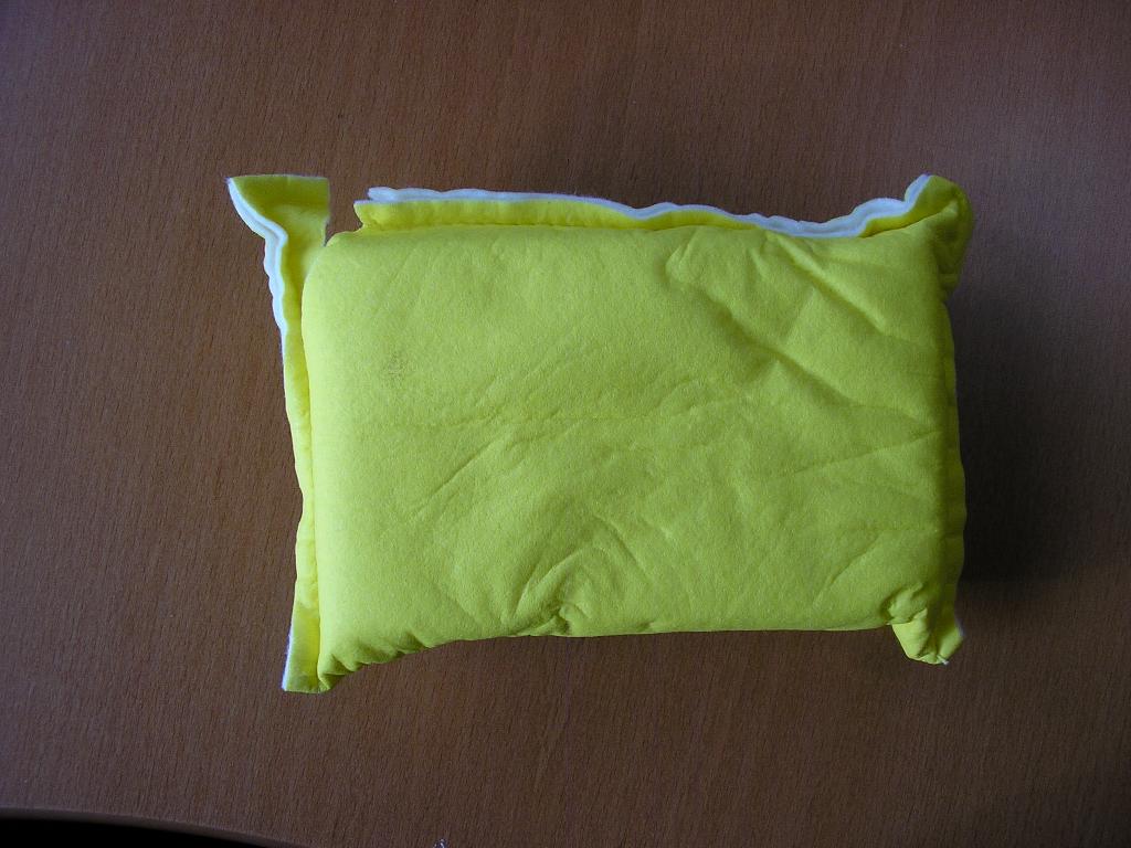 ARTICLE TEXTILE D'ENTRETIEN SOUS FORME D'EPONGE DE DIMENSIONS 15 X 9CM. L'ARTICLE EST COMPOSE D'UNE COUCHE DE MOUSSE DE 4 CM ENVIRON RECOUVERT D'UNE COUCHE DE TEXTILE NONTISSE  DE FIBRES ARTIFICIELLES 75% VISCOSE ET 25% POLYESTER. 
L'ARTICLE EST PRESENTE DANS UN EMBALLAGE EN PLASTIQUE.