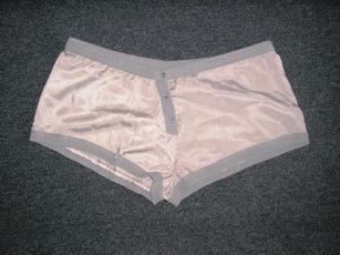 SHORT POUR FEMMES EN TISSU DE LAINE MAJORITAIRE (85% LAINE, 8% COTON, 7% SOIE) UNICOLORE, DONT LA TAILLE COMPORTE UN BIAIS EN BORD-COTES COMPORTANT UN ELASTIQUE D'UNE LARGEUR DE 2 CM ENVIRON, AVEC UNE OUVERTURE PARTIELLE SUR LE DEVANT FERMANT DROITE SUR GAUCHE PAR TROIS BOUTONS FANTAISIE, AVEC UN BORD-COTES A LA BASE.  

TAILLE 3.