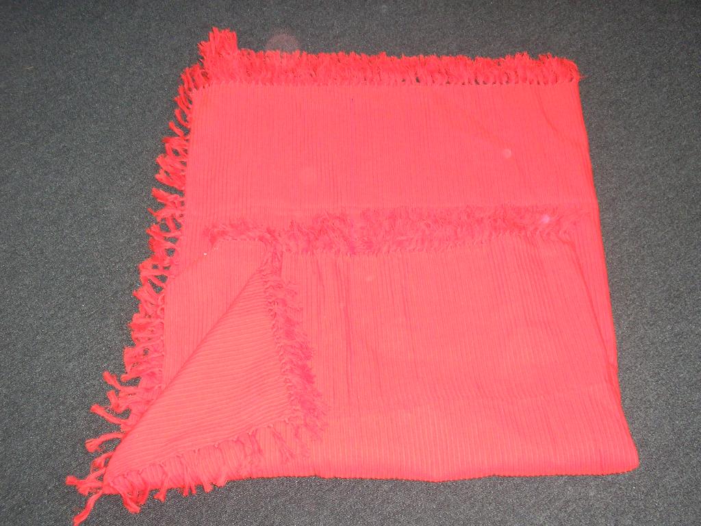 AUTRE ARTICLE D'AMEUBLEMENT, GENRE PLAID,EN TISSU 100% COTON.
CET ARTICLE, DE FORME RECTANGULAIRE, COMPORTE SUR SON POUTOUR UNE FINITION FRANGES.