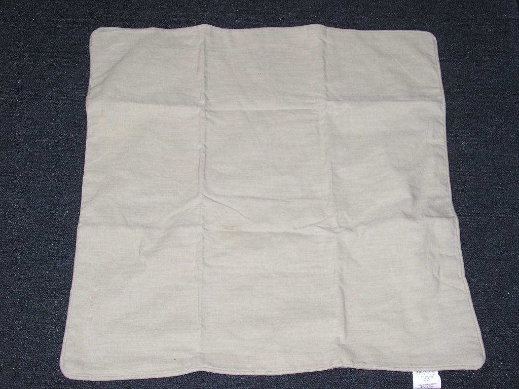 HOUSSE DE COUSSIN,DE FORME CARRÉE,EN TISSU 100% COTON.
ELLE COMPORTE UNE FERMETURE A GLISSIÈRE SUR UNE DE SES DEUX FACES.

LA HOUSSE EST LIVRÉE SOUS EMBALLAGE PLASTIQUE POUR LA VENTE AU DÉTAIL.

DIMENSIONS 60X60 CM