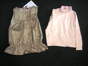 LOT DE DEUX ARTICLES FAISANT L'OBJET D'UN CLASSEMENT SEPARE, COMPOSE DE :   

- UN SOUS-PULL EN BONNETERIE DE COTON (100% COTON) DESCENDANT AUX HANCHES, COMPTANT AU MOINS DOUZE MAILLES PAR CENTIMETRE, MUNI D'UN COL MONTANT POUVANT SE RABATTRE SOUS LA FORME D'UN COL ROULE, DE MANCHES LONGUES ET D'UN MOTIF COLLE SUR LE COL. LA BASE ET LES MANCHES SONT OURLEES.  

- VÊTEMENT DESTINÉ À RECOUVRIR LA PARTIE SUPÉRIEURE DU CORPS, CONFECTIONNÉ EN TISSU DE COTON (100%), DESCENDANT AUX HANCHES, SANS MANCHES AVEC UNE ENCOLURE LEGEREMENT DEGAGEE ET ARRONDIE, AVEC DES FRONCES, AVEC UNE OUVERTURE PARTIELLE AU DOS FERMANT PAR DES BOUTONS-PRESSION.  IL COMPORTE UN ELEMENT RESSERRANT A ENVIRON 8 CM DE LA BASE.  

LES DEUX VETEMENTS SONT TENUS ENSEMBLE AUX EPAULES PAR UN SIMPLE LIEN A COUPER.  

CE RTC NE REPREND QUE LE SOUS-PULL, L'AUTRE ARTICLE FAISANT L'OBJET D'UN CLASSEMENT SEPARE.