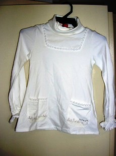 SOUS-PULL POUR FILLE EN ETOFFE DE BONNETERIE DE COTON (92% COTON, 8% ELASTHANNE) DESTINE A COUVRIR LA PARTIE SUPERIEURE DU CORPS, DESCENDANT JUSQU’AUX HANCHES, COMPTANT AU MOINS 12 MAILLES PAR CENTIMETRE, MUNI D'UN COL MONTANT POUVANT SE RABATTRE SOUS LA FORME D'UN COL ROULE, DE MANCHES LONGUES COMPORTANT UN ELASTIQUE A LEURS EXTREMITES AINSI QU'UN GALON DECORATIF, D'UN GALON DECORATIF IDENTIQUE AU NIVEAU DE LA POITRINE, DE PINCES POITRINE, DE POCHES PLAQUEES COMPORTANT UN MOTIF BRODE ET UN GALON DECORATIF, TROIS STRASS SUR LA POCHE GAUCHE AINSI QUE LA MARQUE ET UN OURLET A LA BASE.  

TAILLE : 4 ANS