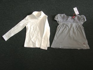 LOT DE DEUX ARTICLES FAISANT L'OBJET D'UN CLASSEMENT SEPARE, COMPOSE DE :   

- UN SOUS-PULL EN BONNETERIE DE COTON (92% COTON, 8% ELASTHANNE) DESCENDANT AUX HANCHES , COMPTANT AU MOINS DOUZE MAILLES PAR CENTIMETRE, MUNI D'UN COL MONTANT POUVANT SE RABATTRE SOUS LA FORME D'UN COL ROULE ET DE MANCHES LONGUES. LA BASE ET LES MANCHES SONT OURLEES.  

- VÊTEMENT COMPOSITE DESTINÉ À RECOUVRIR LA PARTIE SUPÉRIEURE DU CORPS, CONFECTIONNÉ EN ETOFFE DE BONNETERIE DE COTON (95% COTON, 5% ELASTHANNE), DESCENDANT AUX HANCHES, AVEC DES  MANCHES COURTES BALLONS, AVEC UN EMPIECEMENT EN TISSU AU NIVEAU DE LA POITRINE ET EN HAUT DU DOS, AVEC UNE ENCOLURE LEGEREMENT DEGAGEE ET CARREE, AVEC DES PLIS PLATS, AVEC DES FRONCES AU NIVEAU DE LA POITRINE ET AU MILIEU DU DOS SOUS L'EMPIECEMENT EN TISSU, AVEC UNE OUVERTURE PARTIELLE AU DOS FERMANT PAR DEUX BOUTONS. LA BASE EST ROULOTTEE ET COMPORTE SUR SA GAUCHE QUATRE STRASS, UN DESSIN ET LA MARQUE.    

LES DEUX VETEMENTS SONT TENUS ENSEMBLE AUX EPAULES PAR UN SIMPLE LIEN A COUPER.  

CE RTC NE REPREND QUE LE SOUS-PULL, L'AUTRE ARTICLE FAISANT L'OBJET D'UN CLASSEMENT SEPARE.  

TAILLE : 4 ANS