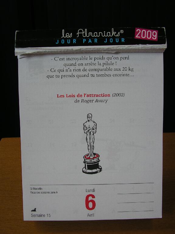 BLOC DE CALENDRIER COMPORTANT EN HAUT DES CITATIONS DE FILMS CELEBRES ET UNE PETITE ILLUSTRATION, EN BAS LES DATES QUOTIDIENNES, ET EN BAS A GAUCHE LA SEMAINE EN COURS ET LES SAINTS QUOTIDIENS. 
CE CALENDRIER PEUT S'EFFEUILLER ET ETRE POSE SUR UNE TABLE GRACE A UN PETIT CHEVALET INTEGRE EN CARTON. AU DOS DE CHAQUE CITATION SE TROUVE UN CALENDRIER INTEGRAL DU MOIS EN COURS.