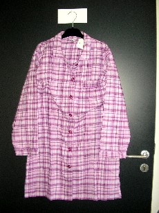 CHEMISE DE NUIT, POUR FEMMES, STYLE LIQUETTE, CONFECTIONNEE EN TISSU 100% COTON, ASPECT FLANELLE, COMPORTANT UN COL, UNE OUVERTURE COMPLETE SUR LE DEVANT AU MILIEU AVEC DES BOUTONS SE FERMANT DE DROITE SUR GAUCHE, UNE POCHE COTE GAUCHE AU NIVEAU DE LA POITRINE, DES MANCHES LONGUES, LA BASE DU VETEMENT SE TERMINE PAR UN OURLET ET UNE FENTE DE CHAQUE COTE DU VETEMENT.