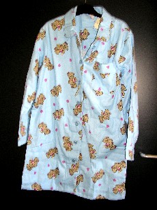 CHEMISE DE NUIT, POUR FEMMES, STYLE LIQUETTE, CONFECTIONNEE EN TISSU 100% COTON, ASPECT FLANELLE, COMPORTANT UN COL, UNE OUVERTURE COMPLETE SUR LE DEVANT AU MILIEU AVEC DES BOUTONS SE FERMANT DE DROITE SUR GAUCHE, UNE POCHE COTE GAUCHE AU NIVEAU DE LA POITRINE, DES MANCHES LONGUES, LA BASE SE TERMINE PAR UN OURLET ET UNE FENTE DE CHAQUE COTE.